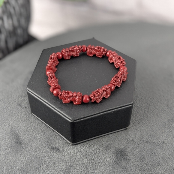 Carved red cinnabar stretchy bracelet - Picture 3 of 8